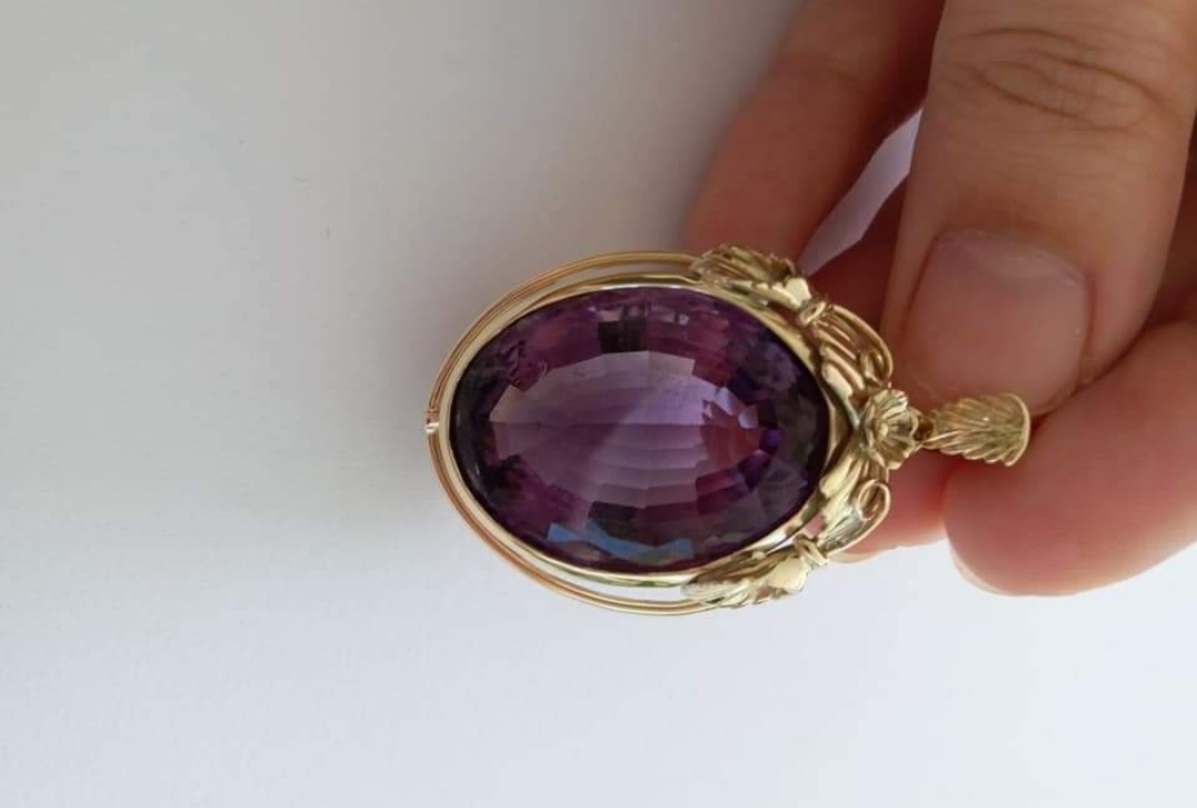 9ct Yellow Gold and Oval Amethyst Pendant