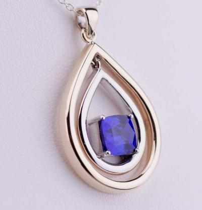 9ct Yellow and White Gold Tanzanite Pendant